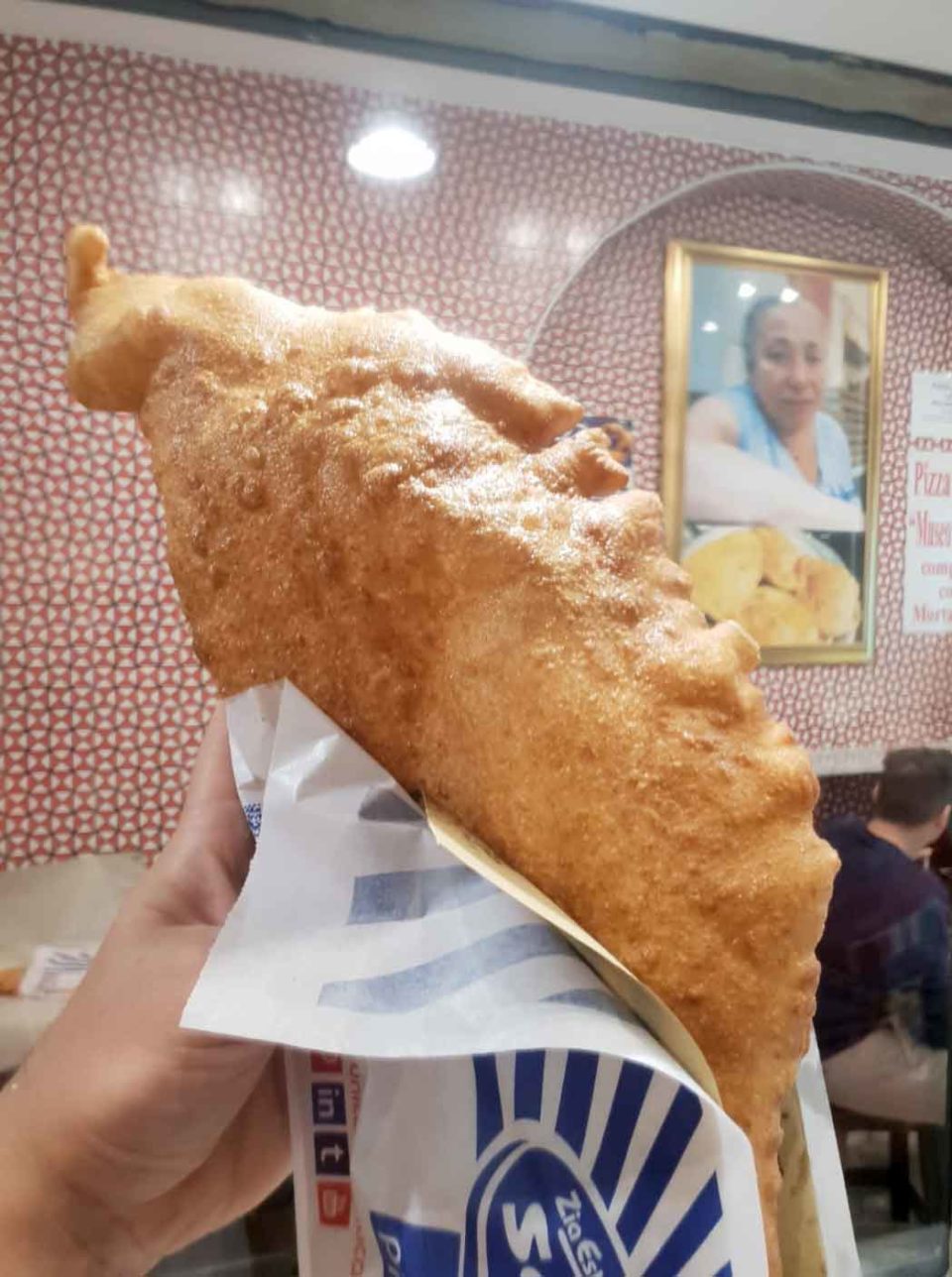 Pizza fritta Zia Esterina a Napoli la recensione a prezzi popolari è