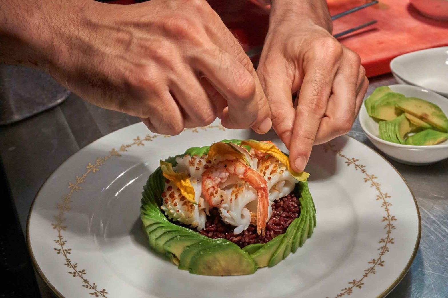 ricetta insalata di riso venere con avocado e gamberi