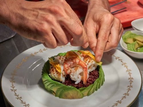 ricetta insalata di riso venere con avocado e gamberi