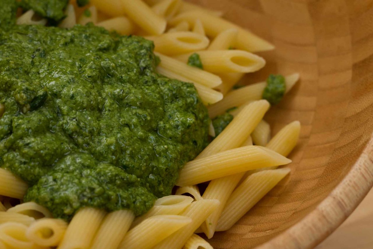 Pesto di basilico fatto in casa, la ricetta dei Ventenni Affamati