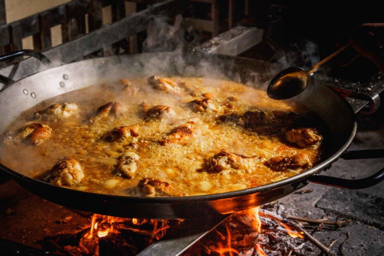 Puoi fare la paella in casa come i cuochi spagnoli. Sì, proprio tu