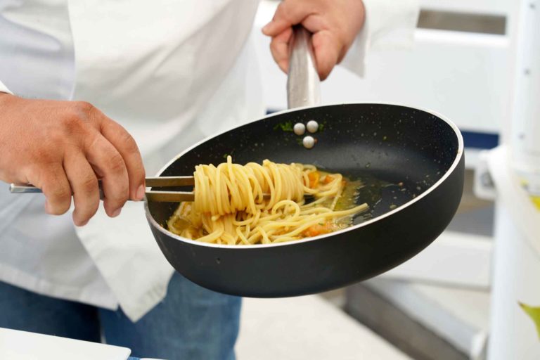 Un cuoco ci scrive: 800 € a nero e cassa integrazione che non arriva