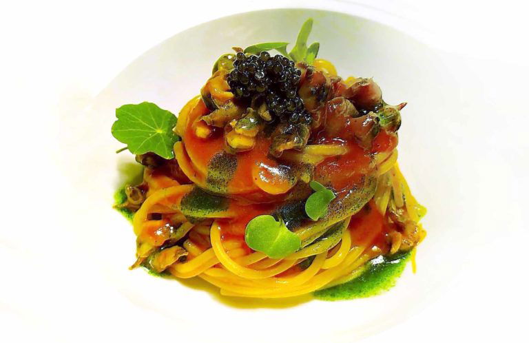 Spaghetti al pomodoro: la ricetta sa di mare con le maruzze