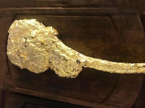 Salt bae tomahawk in foglia oro