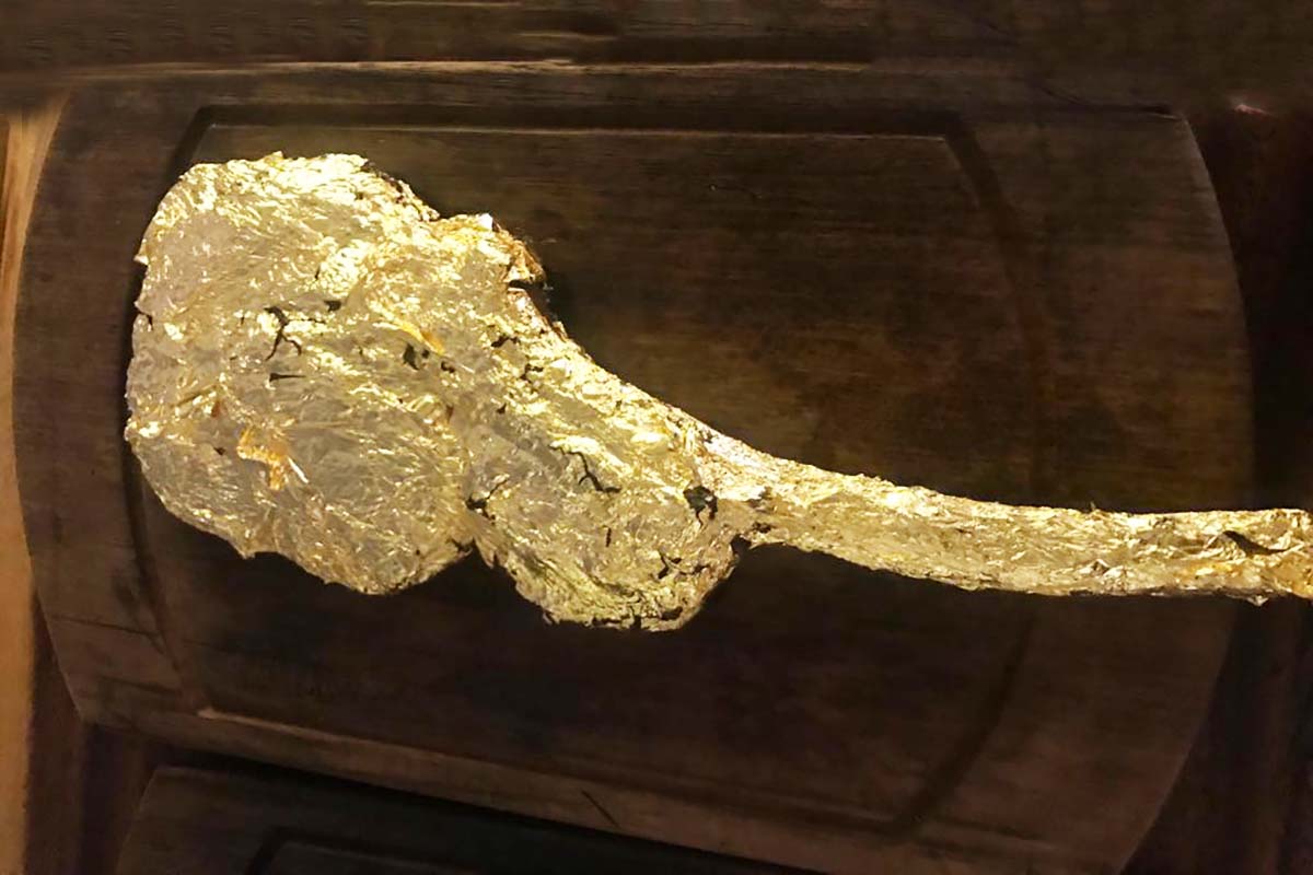 Salt bae tomahawk in foglia oro