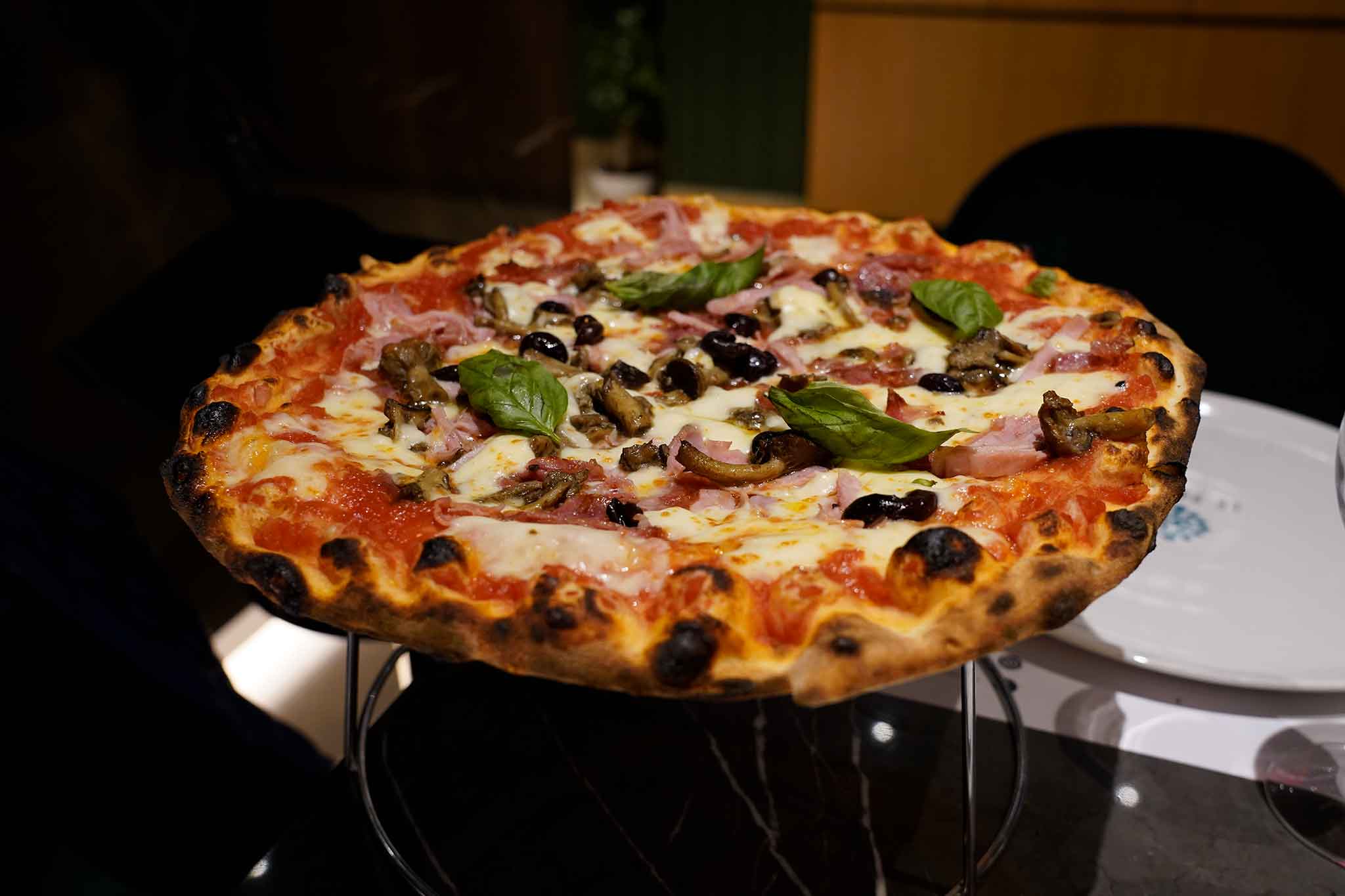 La pizza Capricciosa è stellare alla pizzeria Le Parùle di Ercolano