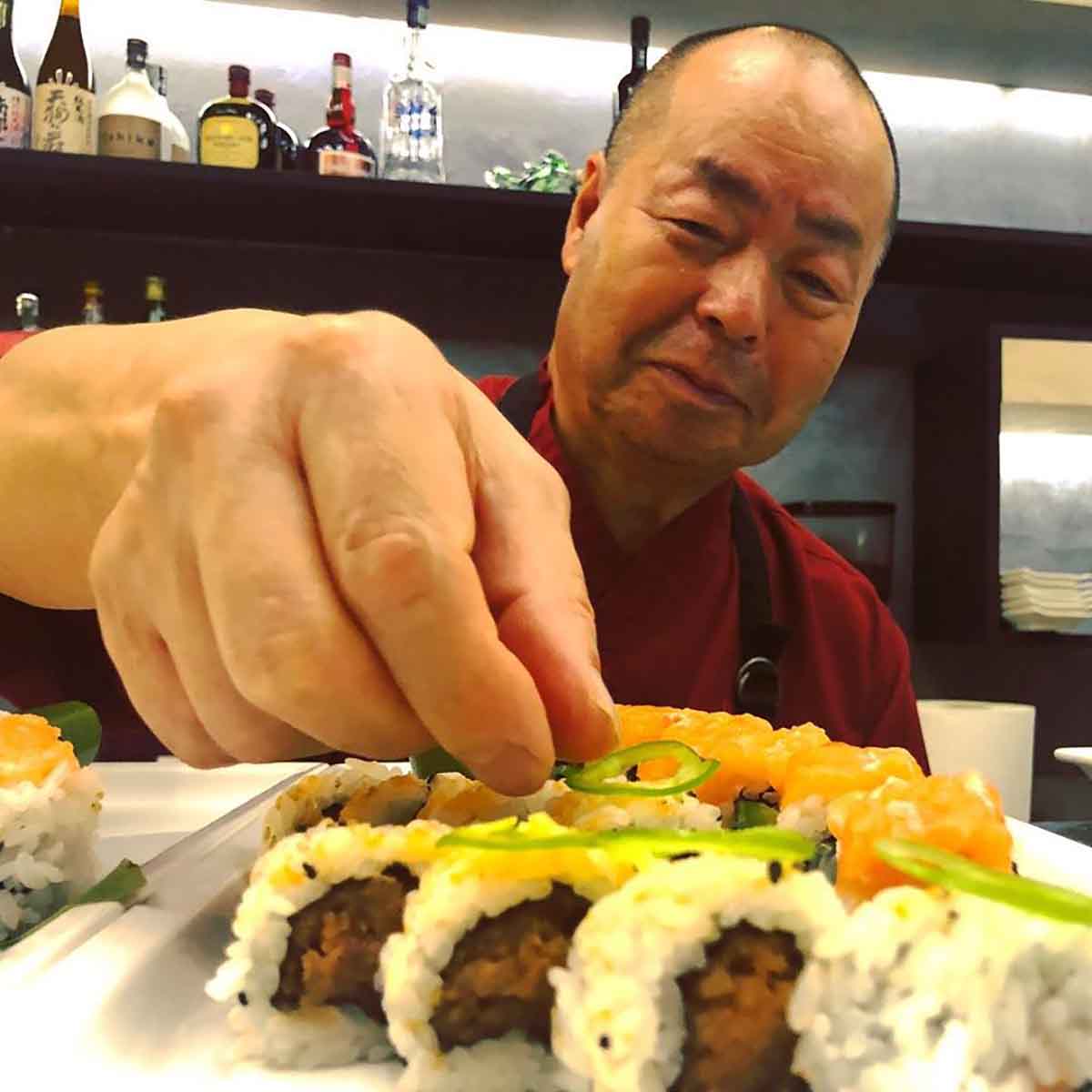 Ichikawa prepara sushi