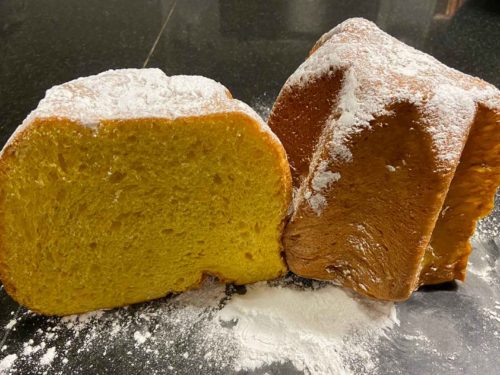 Pandoro intero e tagliato