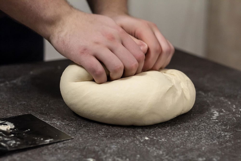 Impasto per la pizza regole e ricetta veloce, a mano o con la
