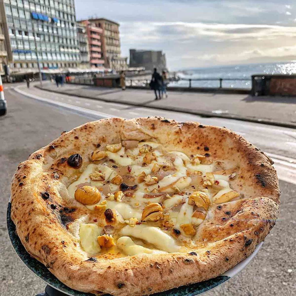 The new is, 10 pizzaioli emergenti che superano altri 10 a Napoli