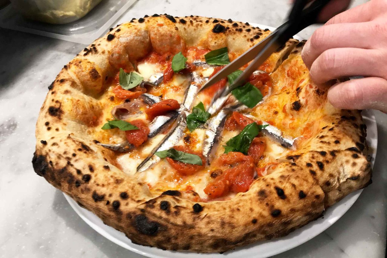 festa delle pizze per l'estate a Palazzo Petrucci di Napoli: la Alici in Tortiera