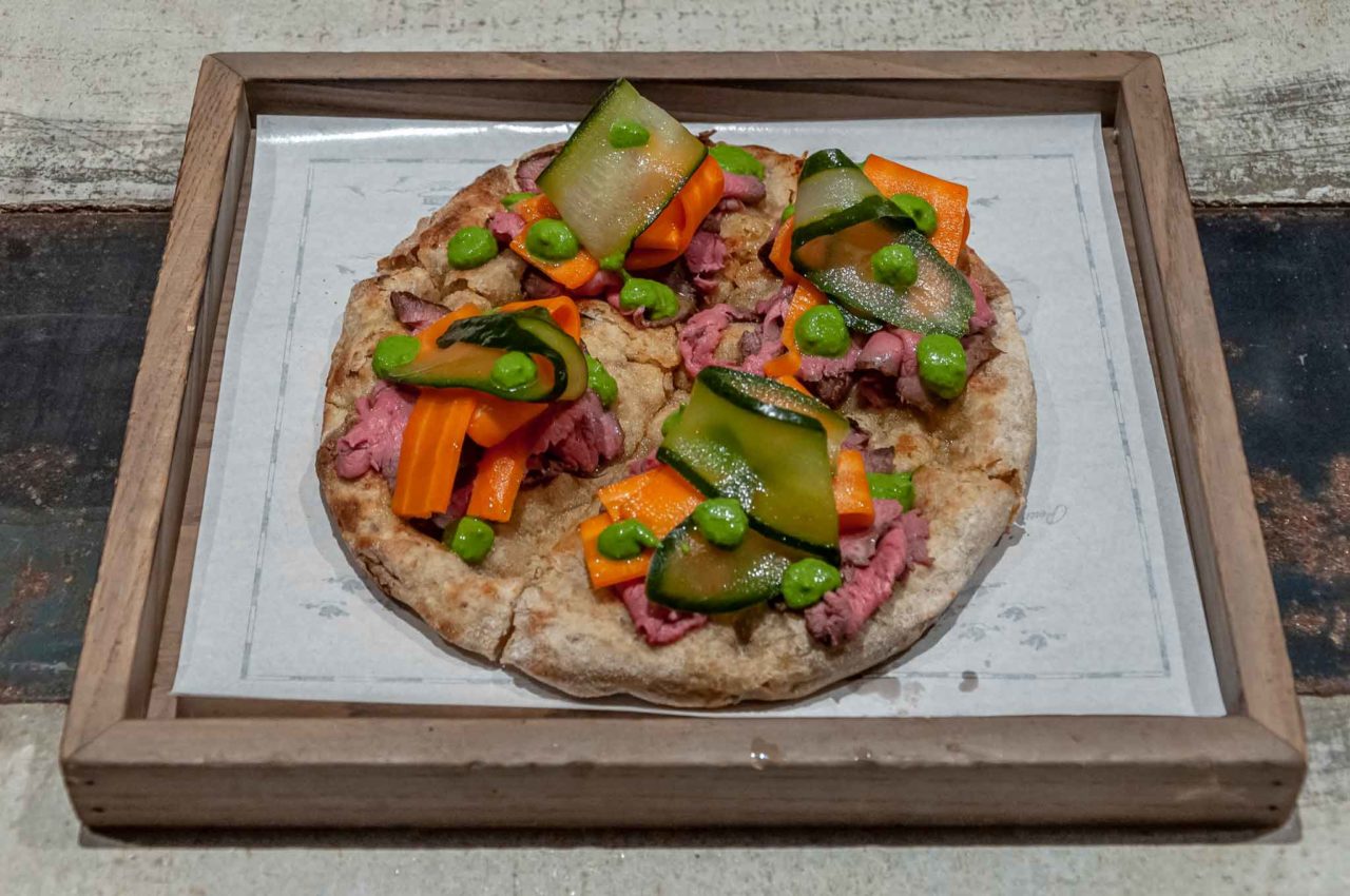 pizza con carne e verdure