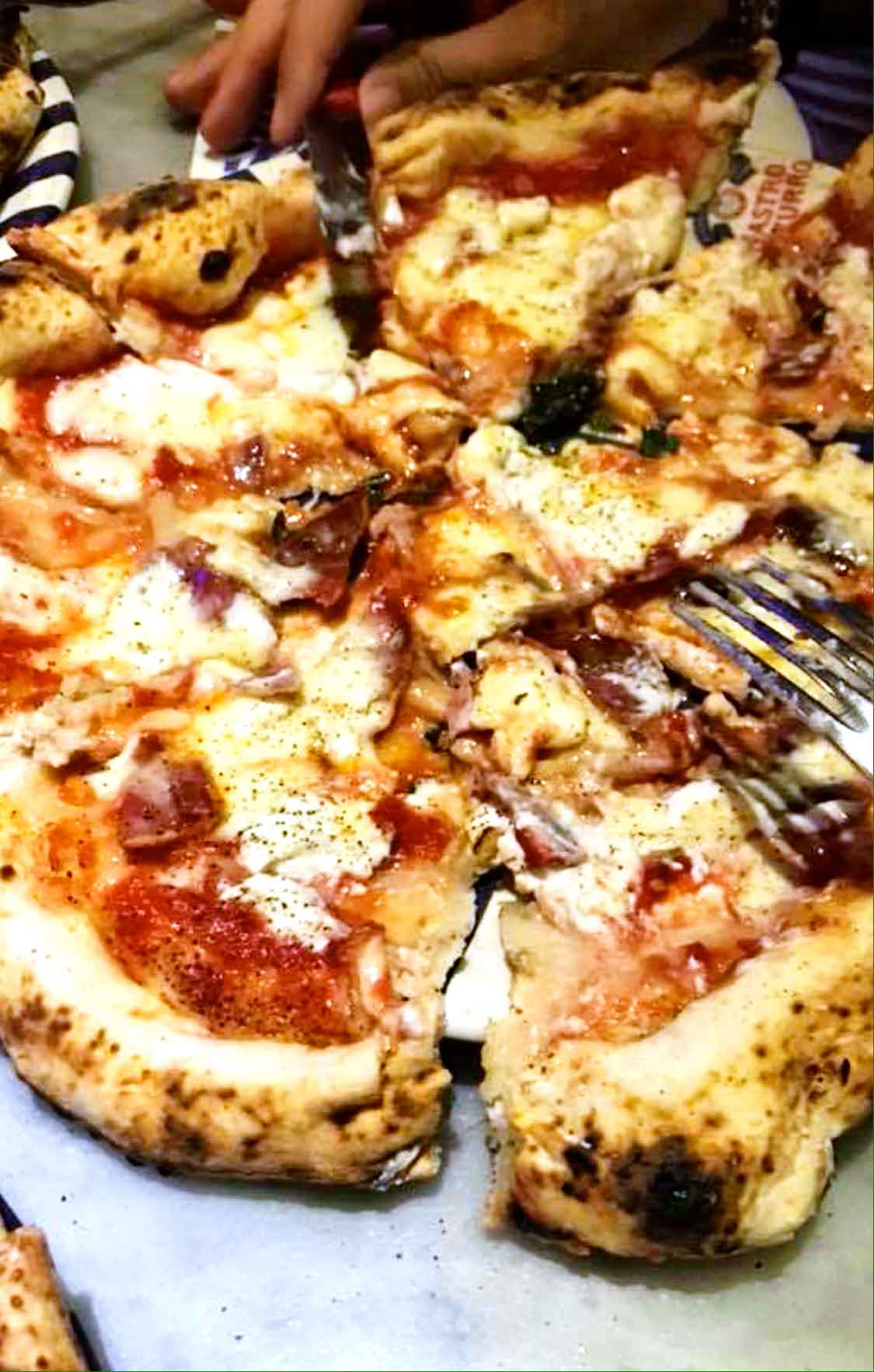 pizze speciali al pizza village di Napoli: ripieno aperto di Gino Sorbillo