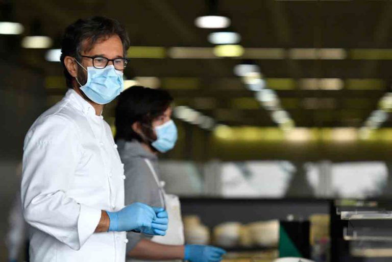 Carlo Cracco volontario nella cucina del nuovo ospedale di Milano