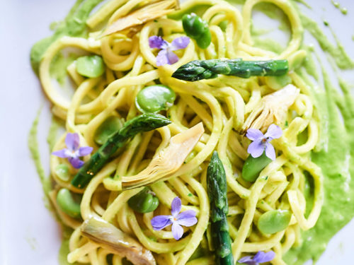 spaghetti con carciofi e asparagi