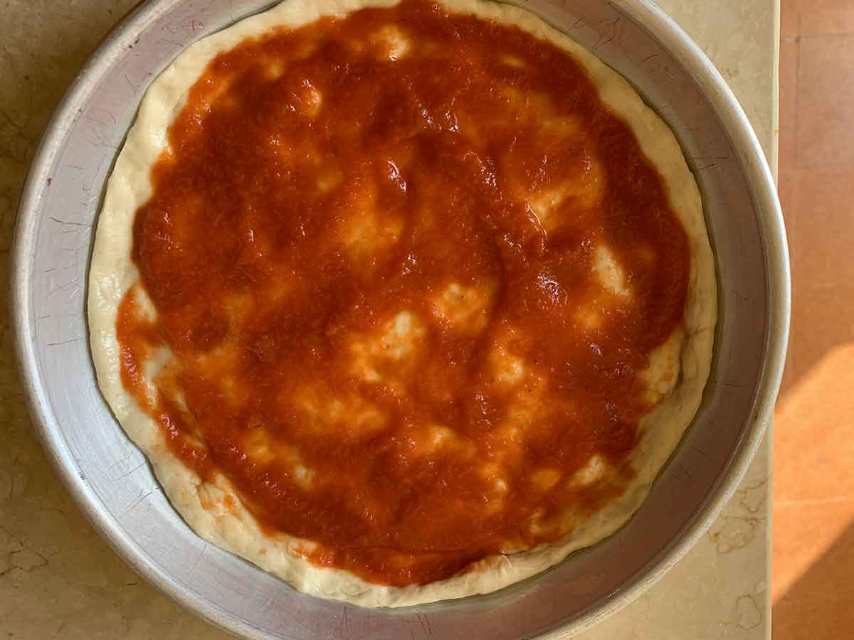 Pizza che si è attaccata in teglia ferro blu (padellino / tegamino)