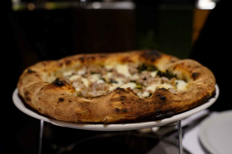 Pignalosa sfotte i Francesi: sulla pizza di verde ci vanno i friarielli