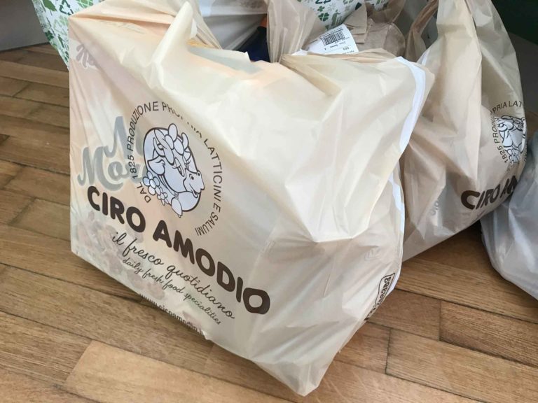 Coronavirus e cibo. Roberto Burioni spiega i veri rischi della spesa