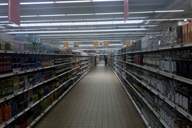 Coronavirus. Alimentari chiusi la domenica. Esselunga limita orari