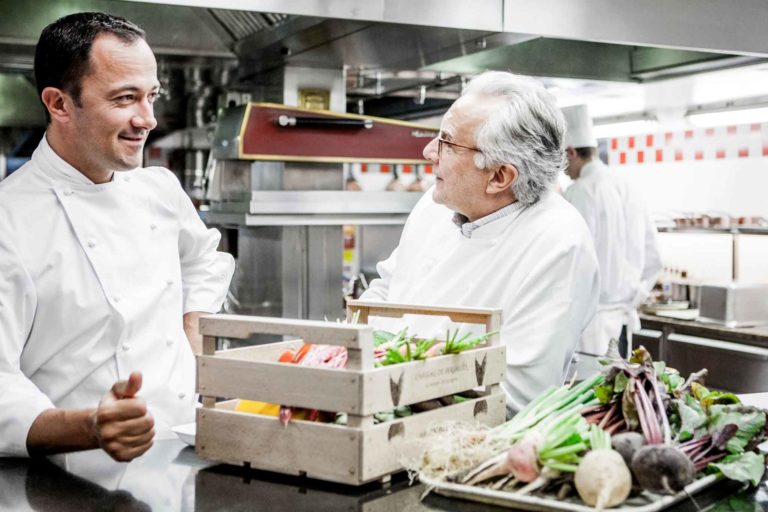 18 grandi chef spiegano cosa fare per aprire prima di luglio al Presidente Macron