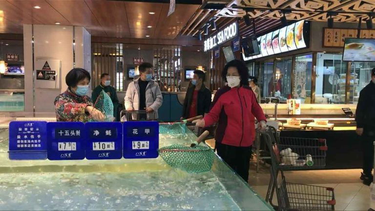 Coronavirus. Il contagio di ritorno chiude bar e dimezza ristoranti a Hong Kong