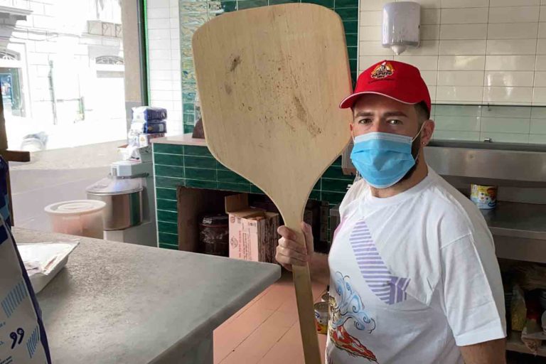 La riapertura delle pizzerie a Napoli fa volare l’entusiasmo all’estero