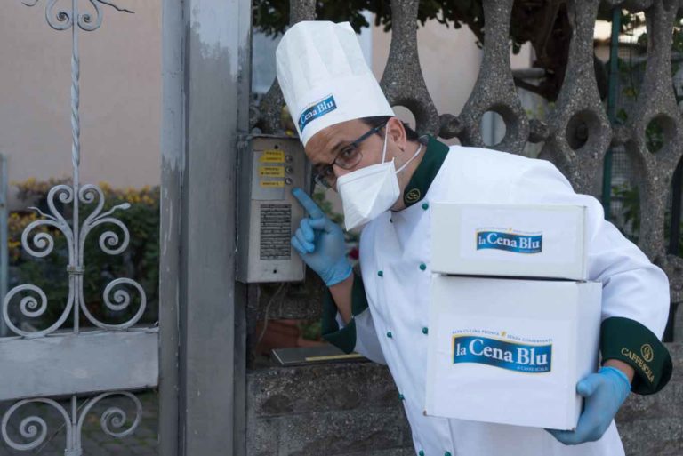 Dark Kitchen: La Cena Blu di Caffè Scala a Milano arriva a casa