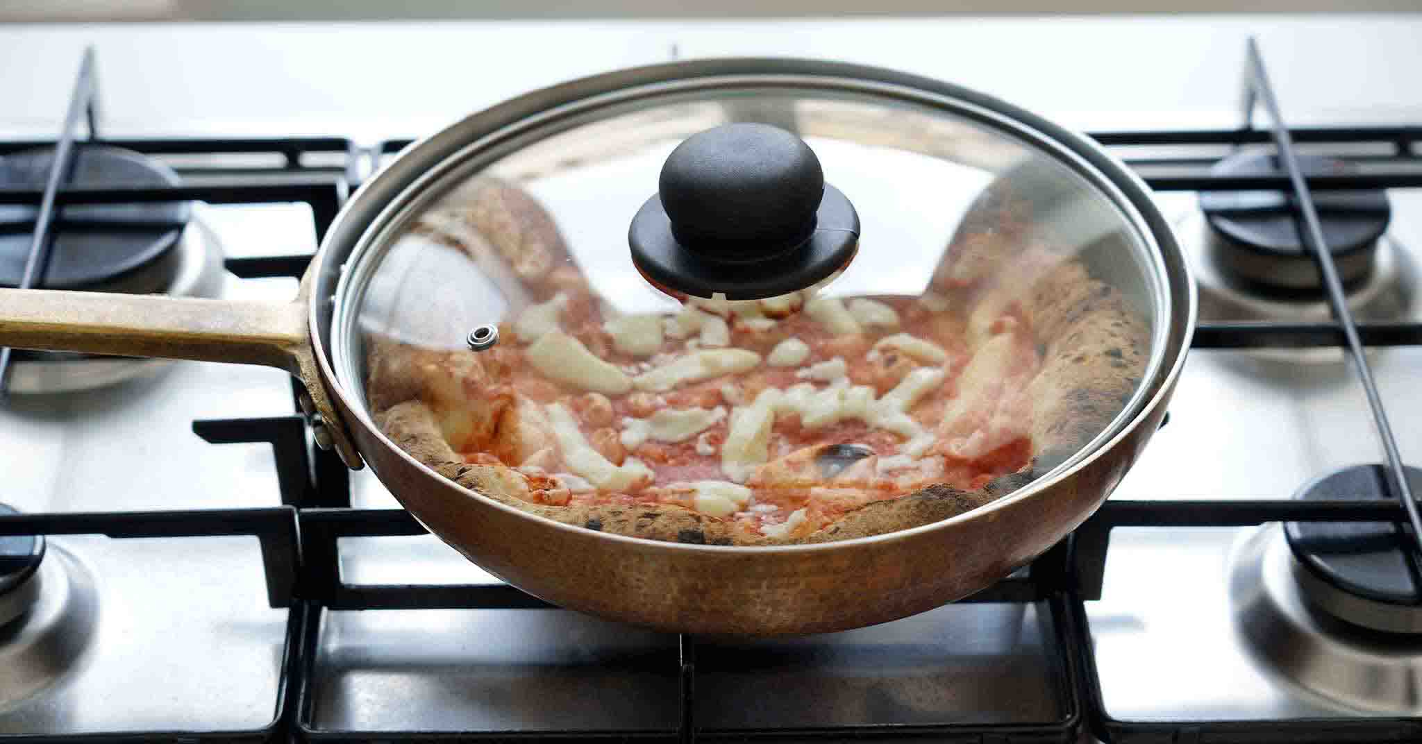 pizza margherita nella padella