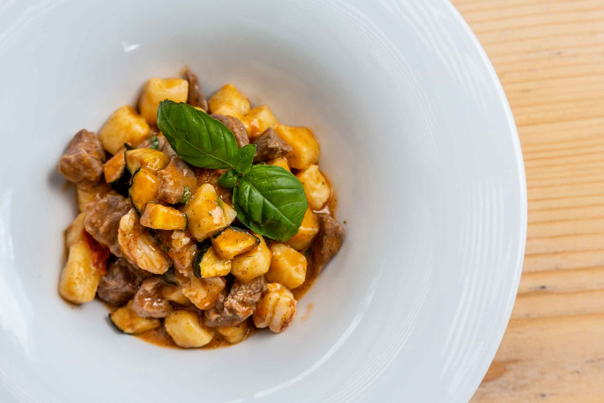Gnocco di patata pescatrice gamberi zucchine pistacchi Biafora
