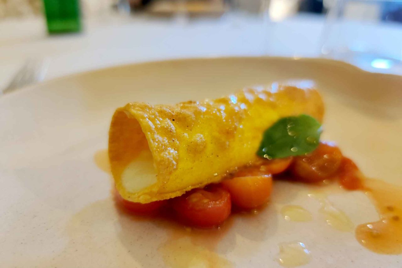 cannolo di sfoglia all'uovo con fiordilatte e pomodoro