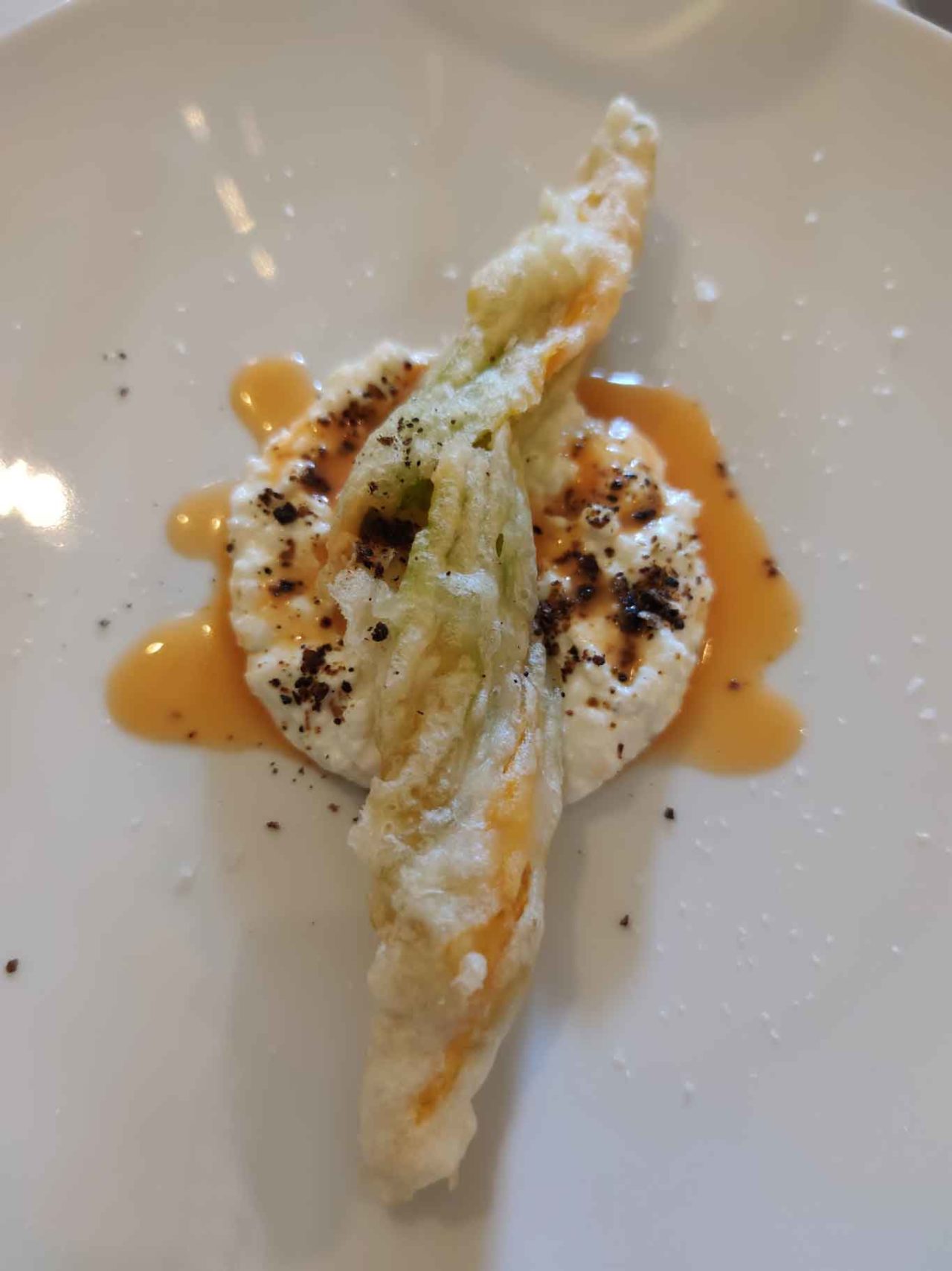 fiore di zucca in tempura con ricotta e cipolla bruciata