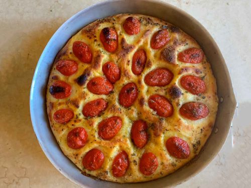 focaccia pugliese con pomodorini