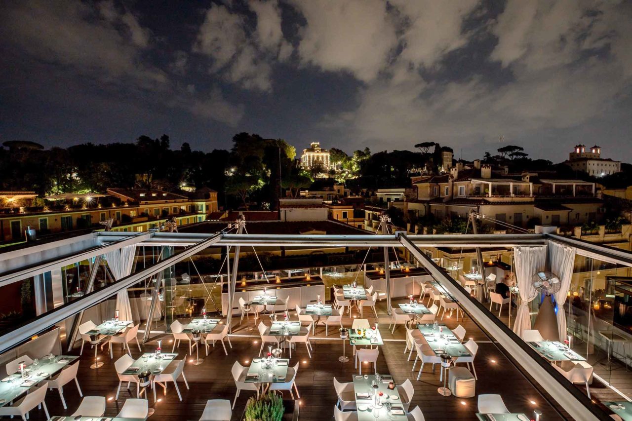 Mangiare all’aperto sulla terrazza dell’Hi-Res nel centro storico di Roma