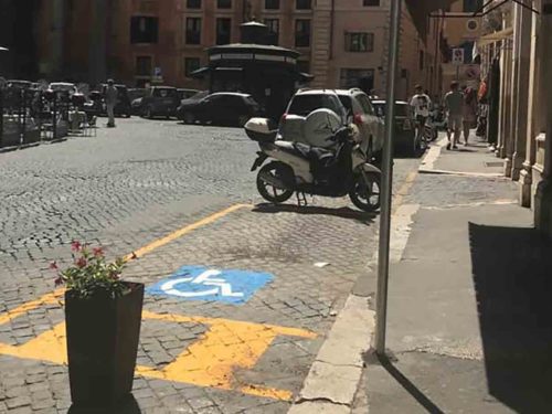 dehors o posto disabile armando al pantheon Roma
