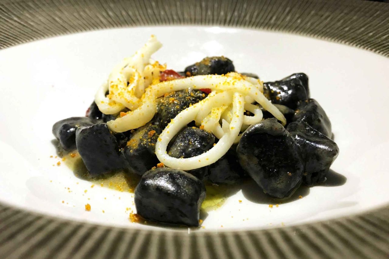 gnocchi di patate al nero di seppia con calamari ricetta