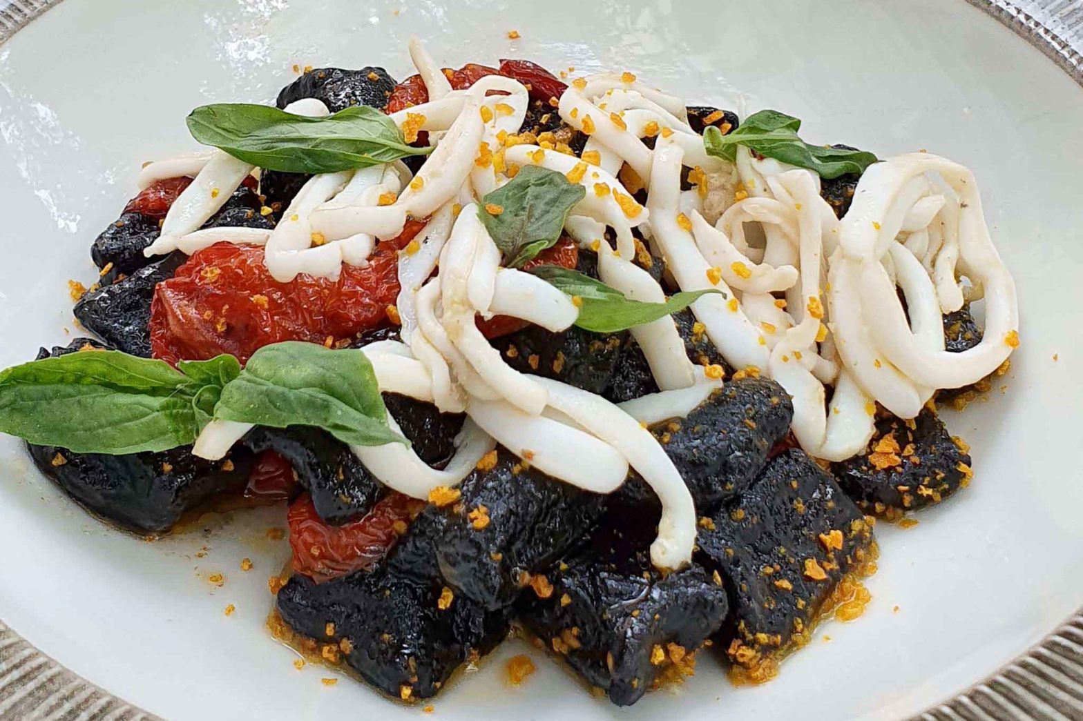 gnocchi di patate al nero di seppia con calamari ricetta estiva