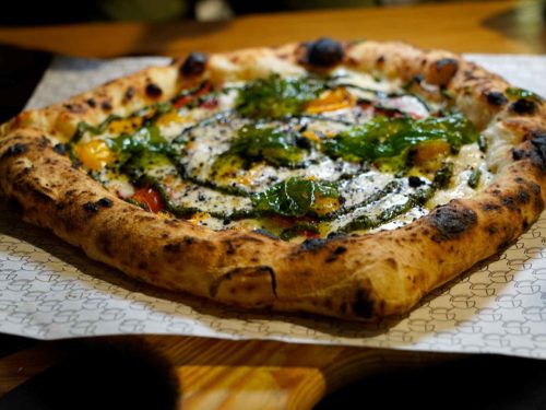 pizza pesto di basilico La Famiglia a Casapulla Caserta