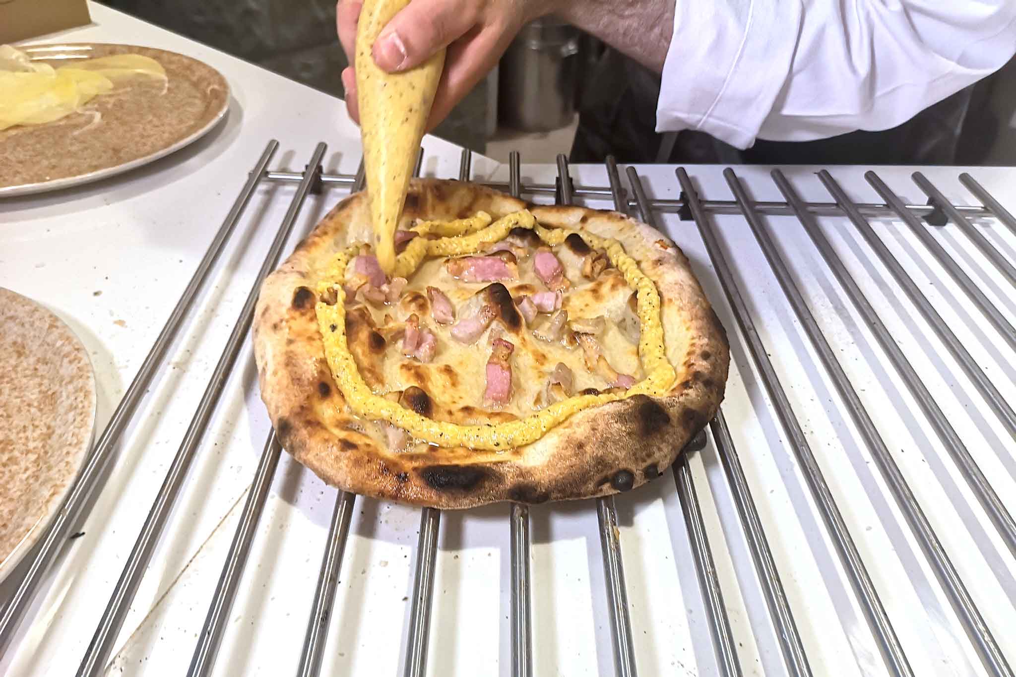 Sforno pizzeria Martina Franca pizza carbonara preparazione