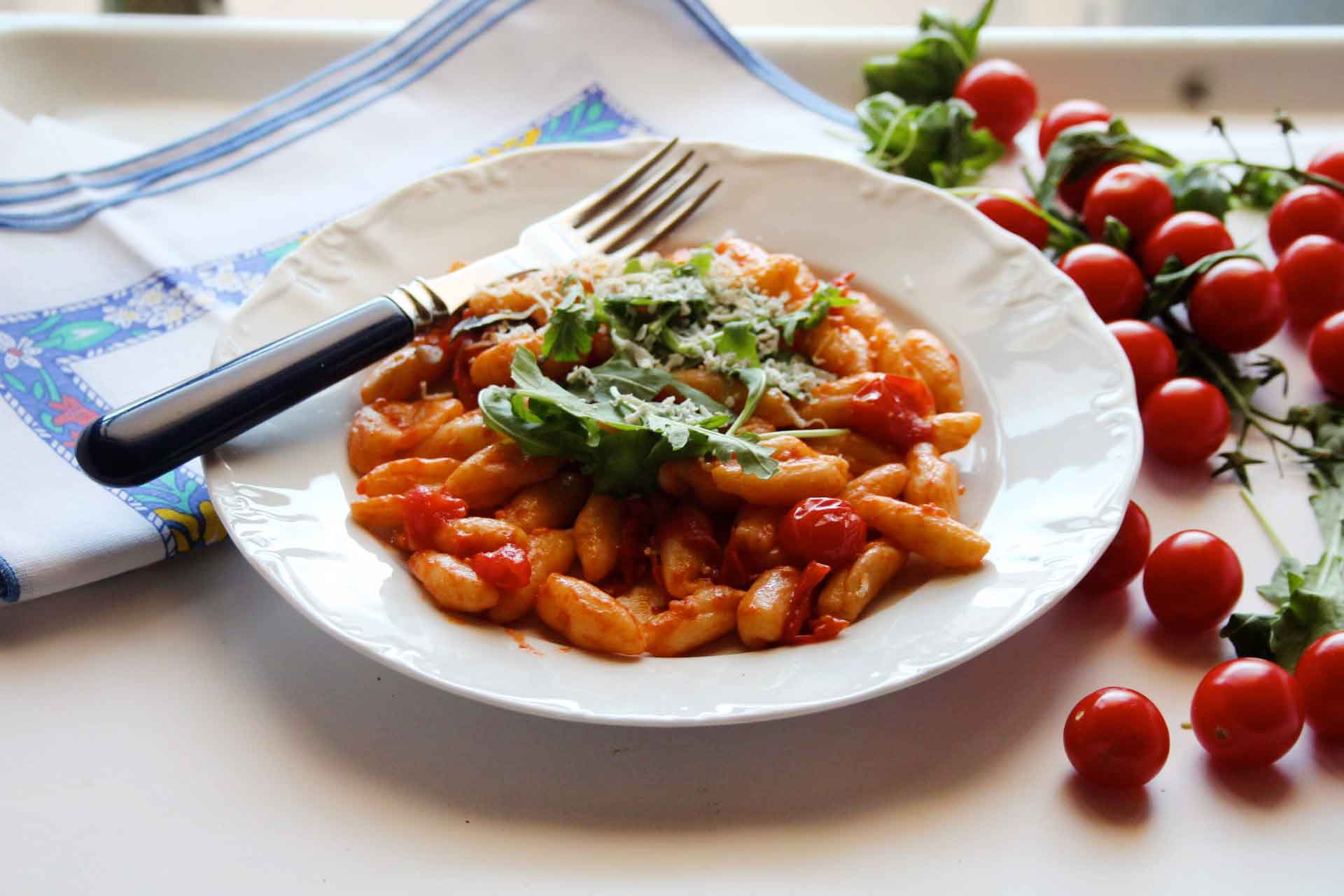 cavatelli pugliesi con pomodorini rucola selvatica e cacioricotta ricetta