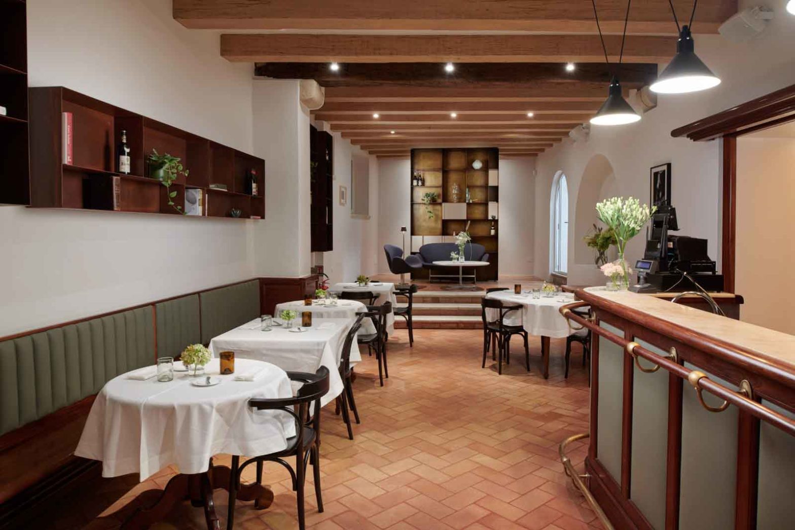 4 persone al ristorante interno lomo
