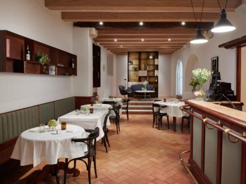 4 persone al ristorante interno lomo