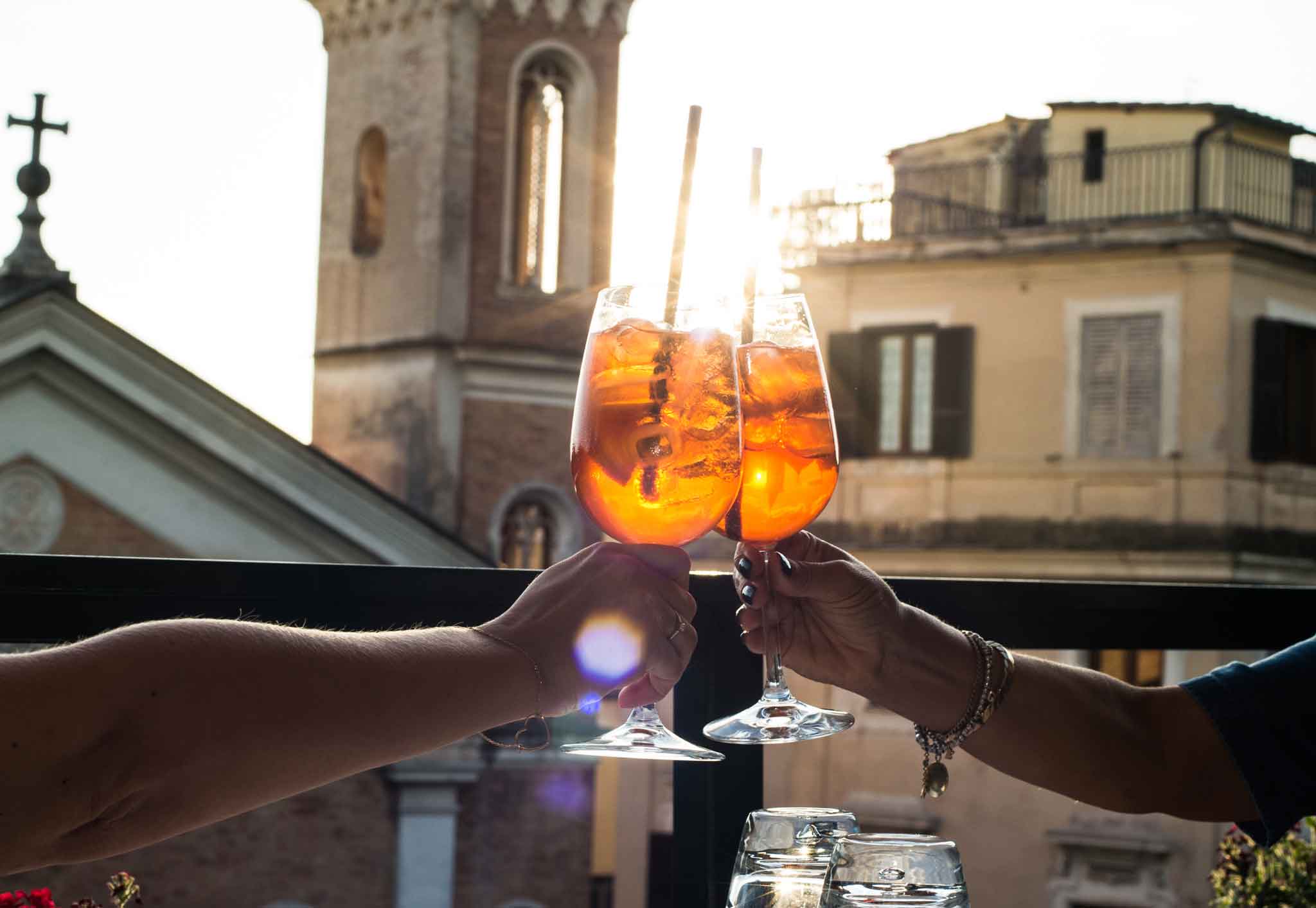 Aperitivo all’aperto Brindisi cocktail roma