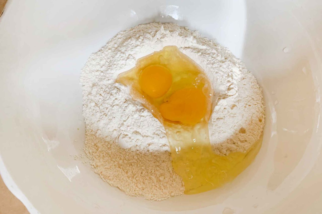 farina e uova per le tagliatelle ai funghi porcini
