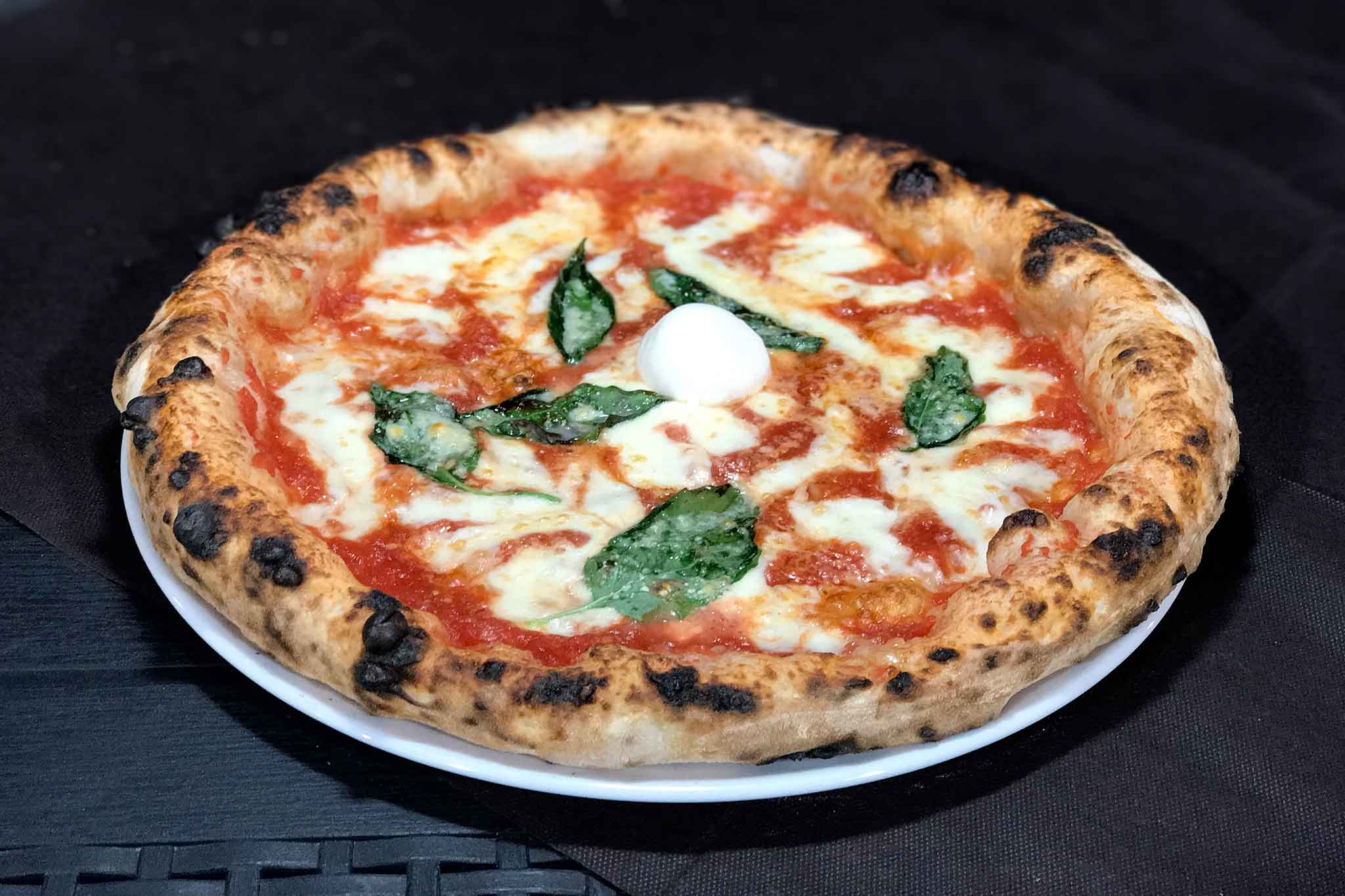 Pizza a Napoli. La felicità misura 33 cm alla pizzeria Diametro 33