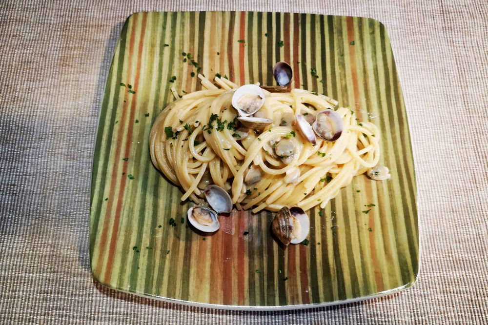 Spaghetti alle vongole la ricetta con i lupini è anche meglio, mai