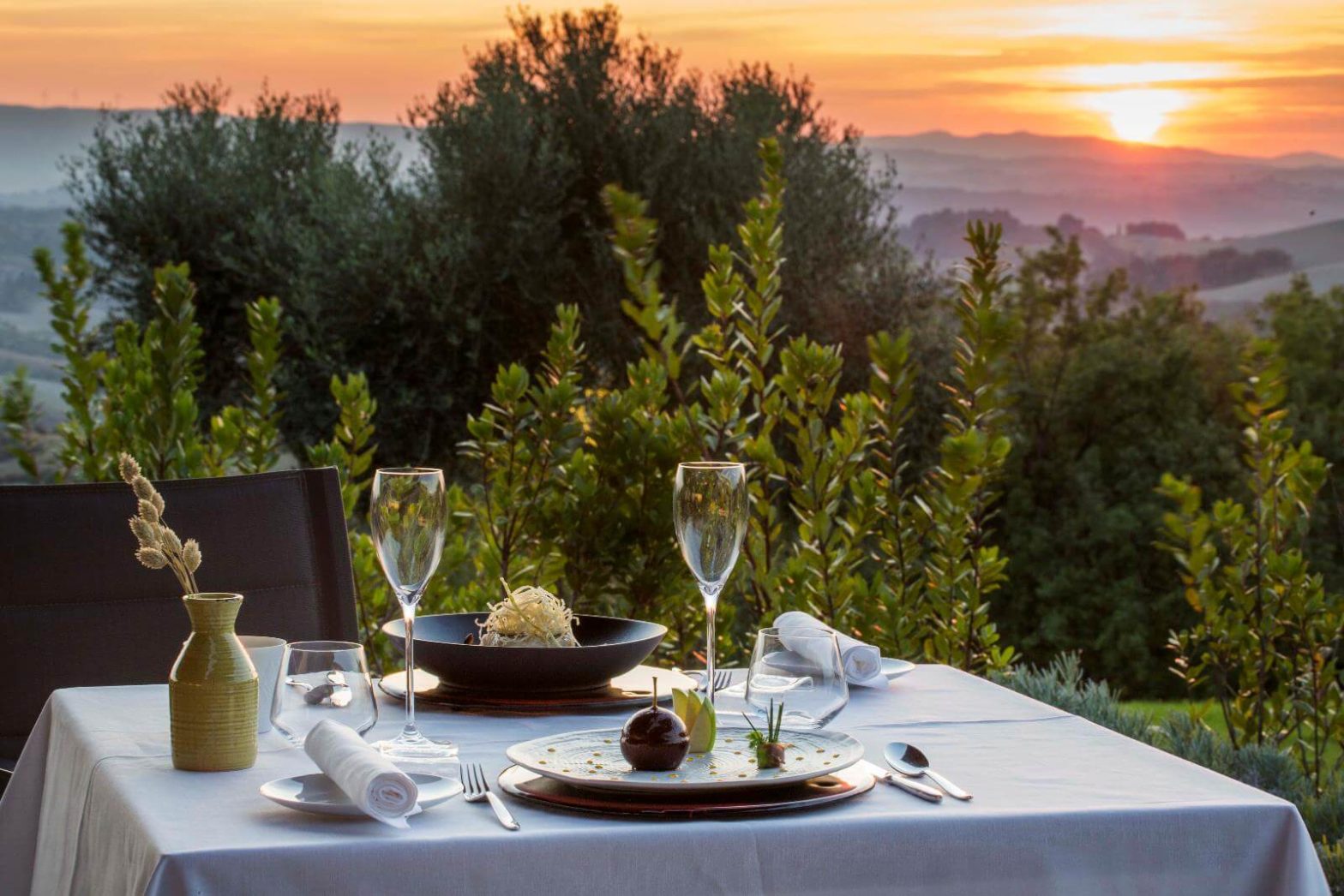 Ristoranti di mare e non tavola al tramonto