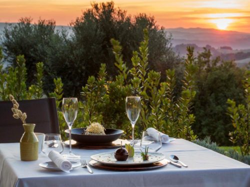 Ristoranti di mare e non tavola al tramonto
