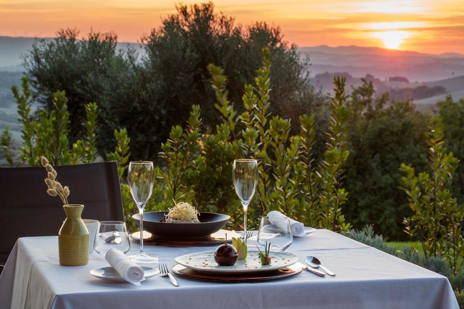 Ristoranti di mare e non tavola al tramonto