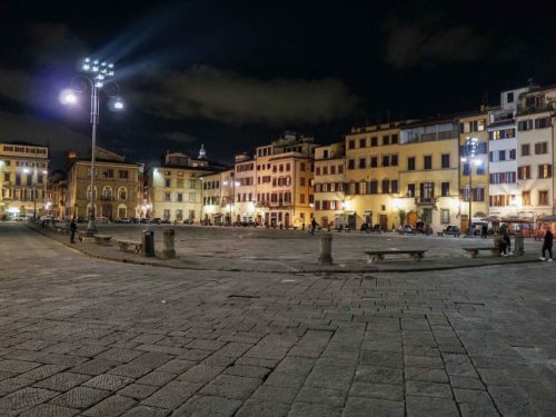 Decreto ristori coprifuoco piazza deserta notte