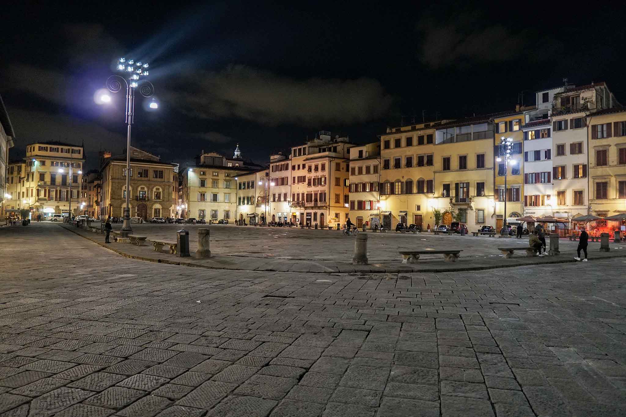 Decreto ristori coprifuoco piazza deserta notte